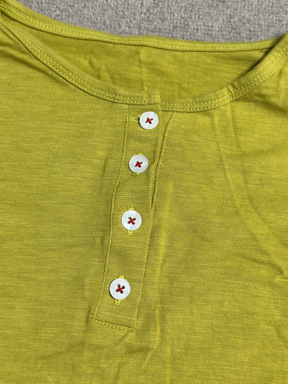 올리브 컬러 헨리넥 티셔츠 상품이미지2