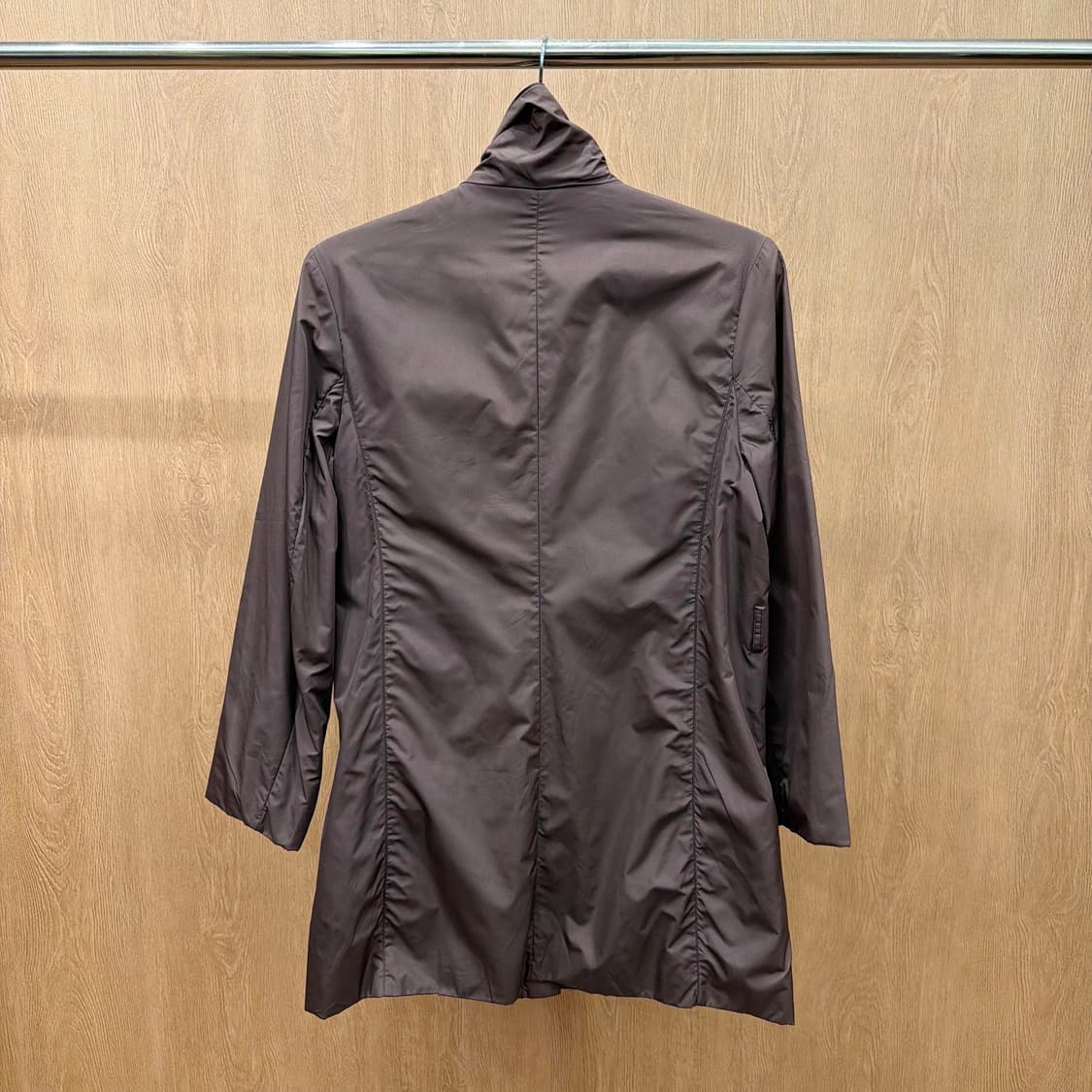 버버리 런던 경량 패딩 코트 로고 각인 버튼 디테일 레귤러핏 브라운 상품이미지3