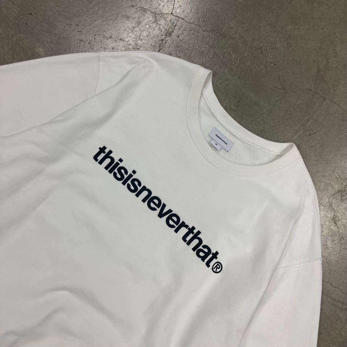 디스이즈네버댓 화이트 컬러 스펠아웃 맨투맨 상품이미지2