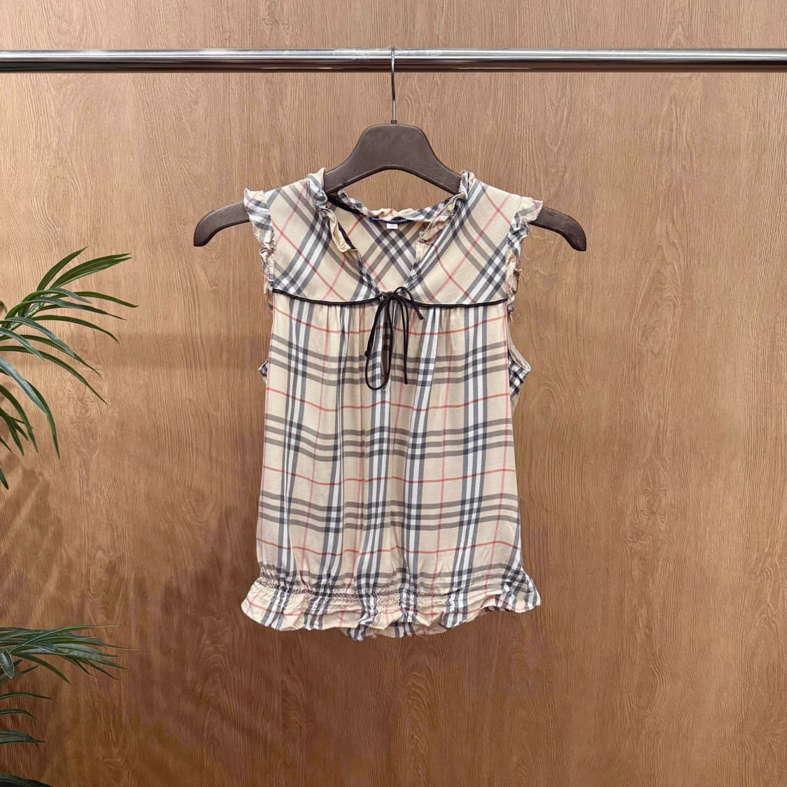 버버리 블루라벨 슬리브리스 블라우스 체크 패턴 프릴 리본 디테일 베이지 상품이미지1