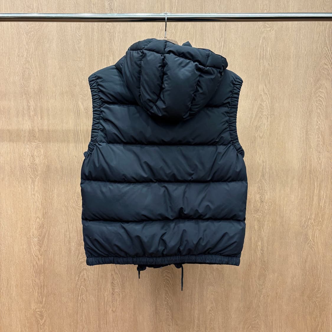 폴로 랄프로렌 하이넥 후드 다운 패딩 베스트 포니 로고 자수 디테일 블랙 상품이미지3