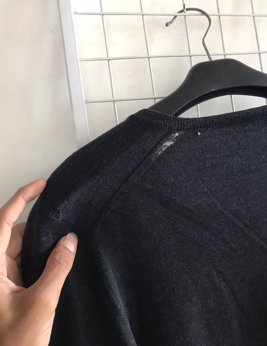 Prada distressed vneck wool knit 상품이미지4