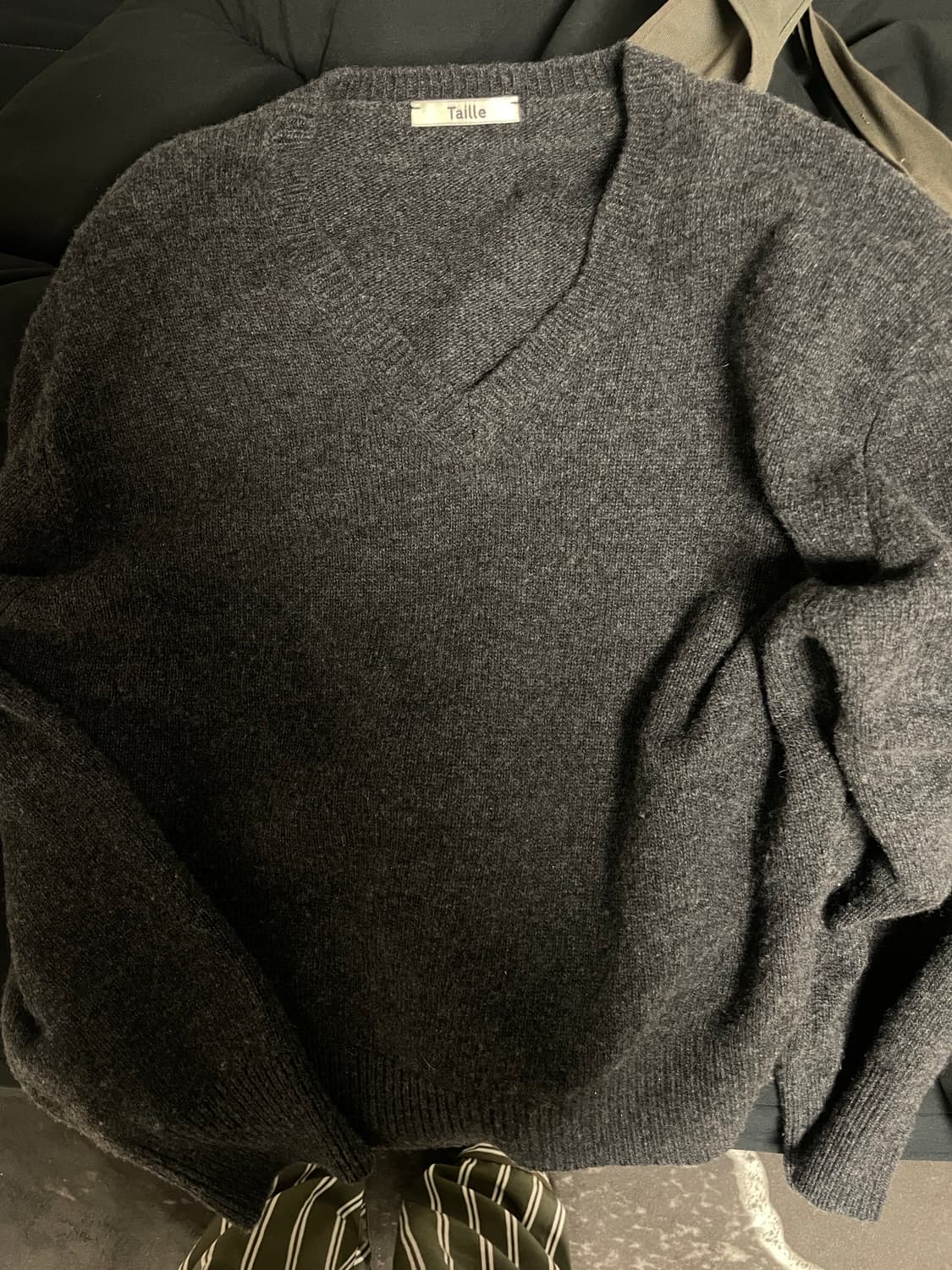 타일레 울 클래식 브이넥 니트 차콜 상품이미지7