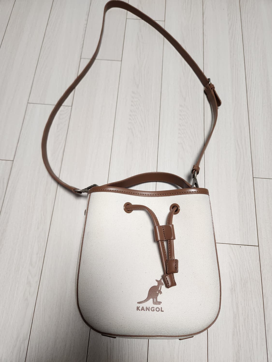 캉골 듀오 캔버스 버켓백 KPEB-TB39120

눈에 잘안보이는 미세  상품이미지2