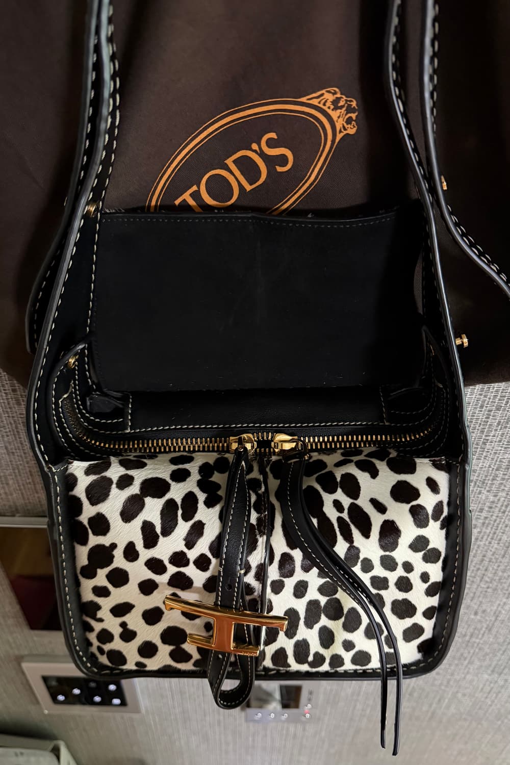 토즈 TOD'S 타임리스 팬던트 달마시안 송치 가죽 숄더백 명품 정품 상품이미지3