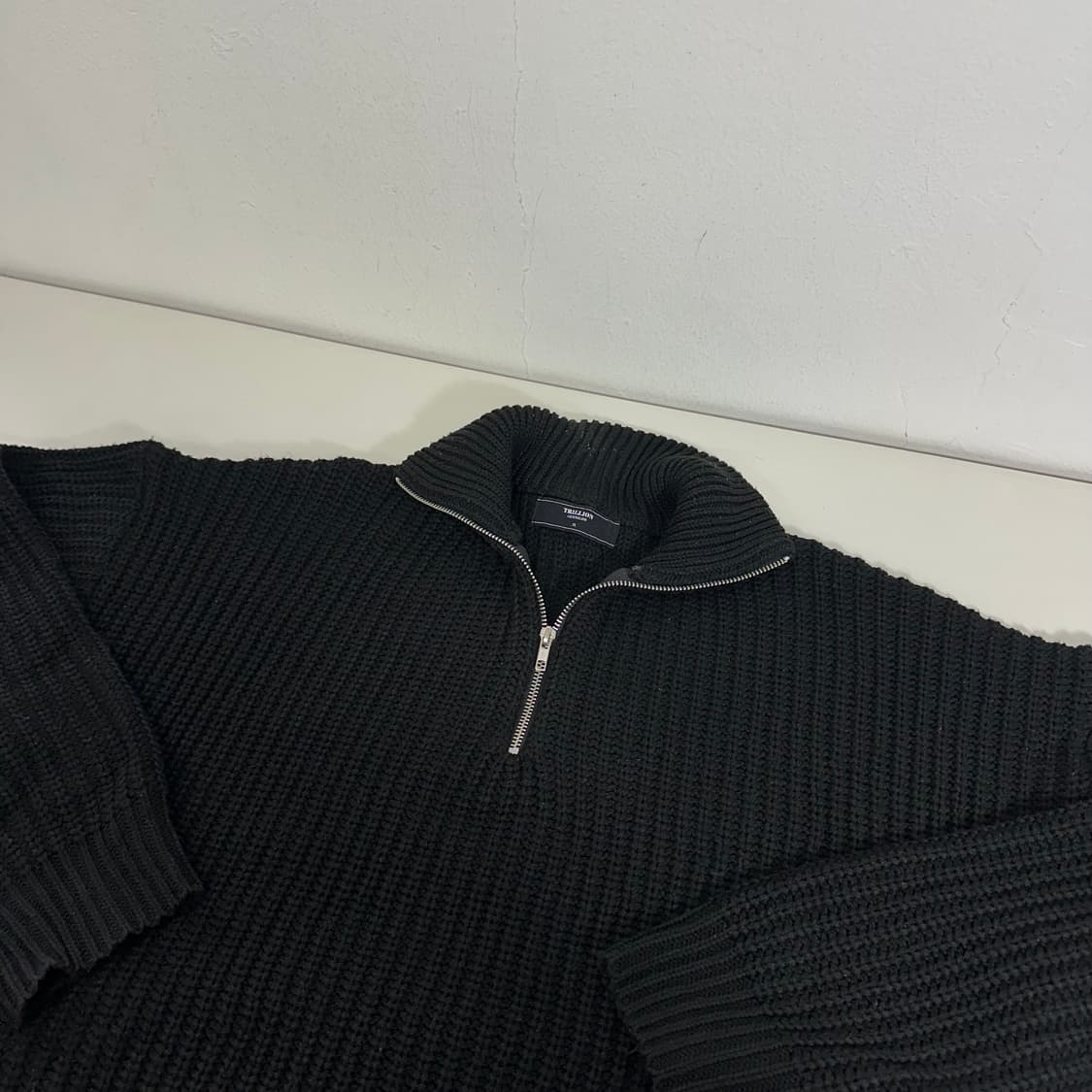 XL 트릴리온 블랙 반집업 니트 상품이미지1