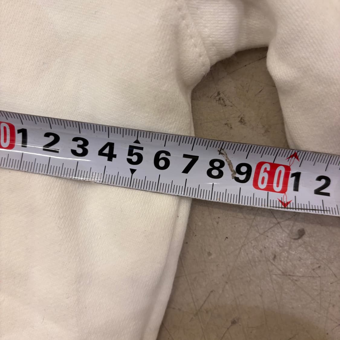 타미 힐피거 화이트 스몰로고 맨투맨 상품이미지5