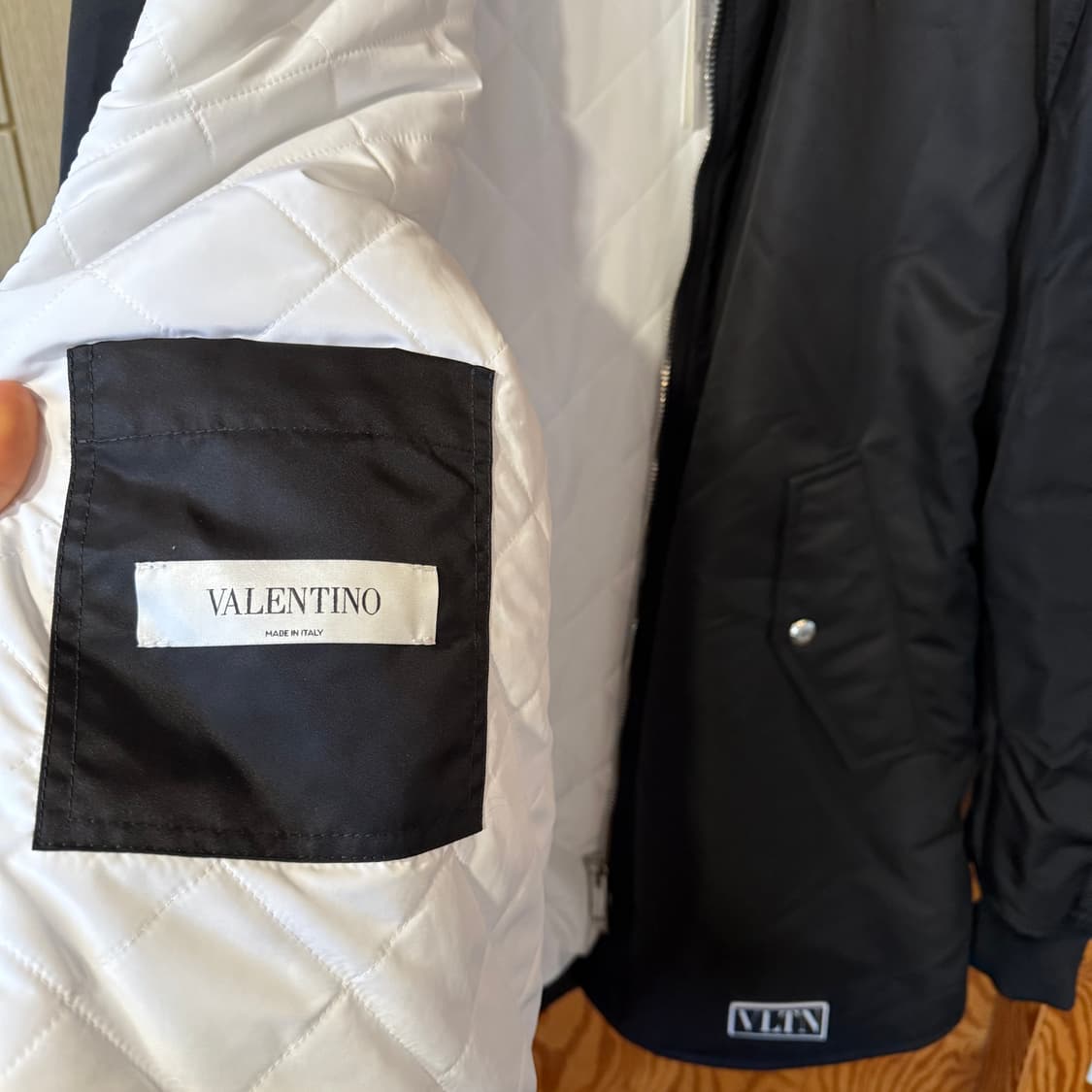 발렌티노 23 f/w VLTN 봄버 자켓 판매 합니다. 상품이미지6