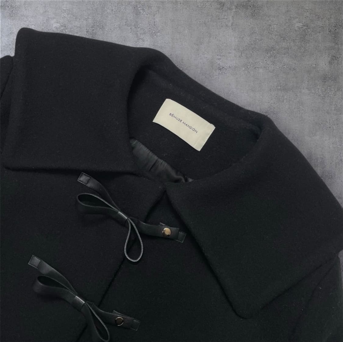 비뮤즈맨션 블랙 레더 리본 세일러 하프코트 34 상품이미지2