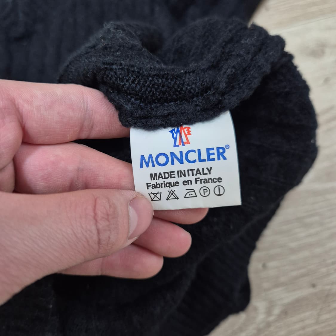 몽클레어 여성 시그니처 와펜 꽈배기 니트 원피스 (1) 상품이미지6