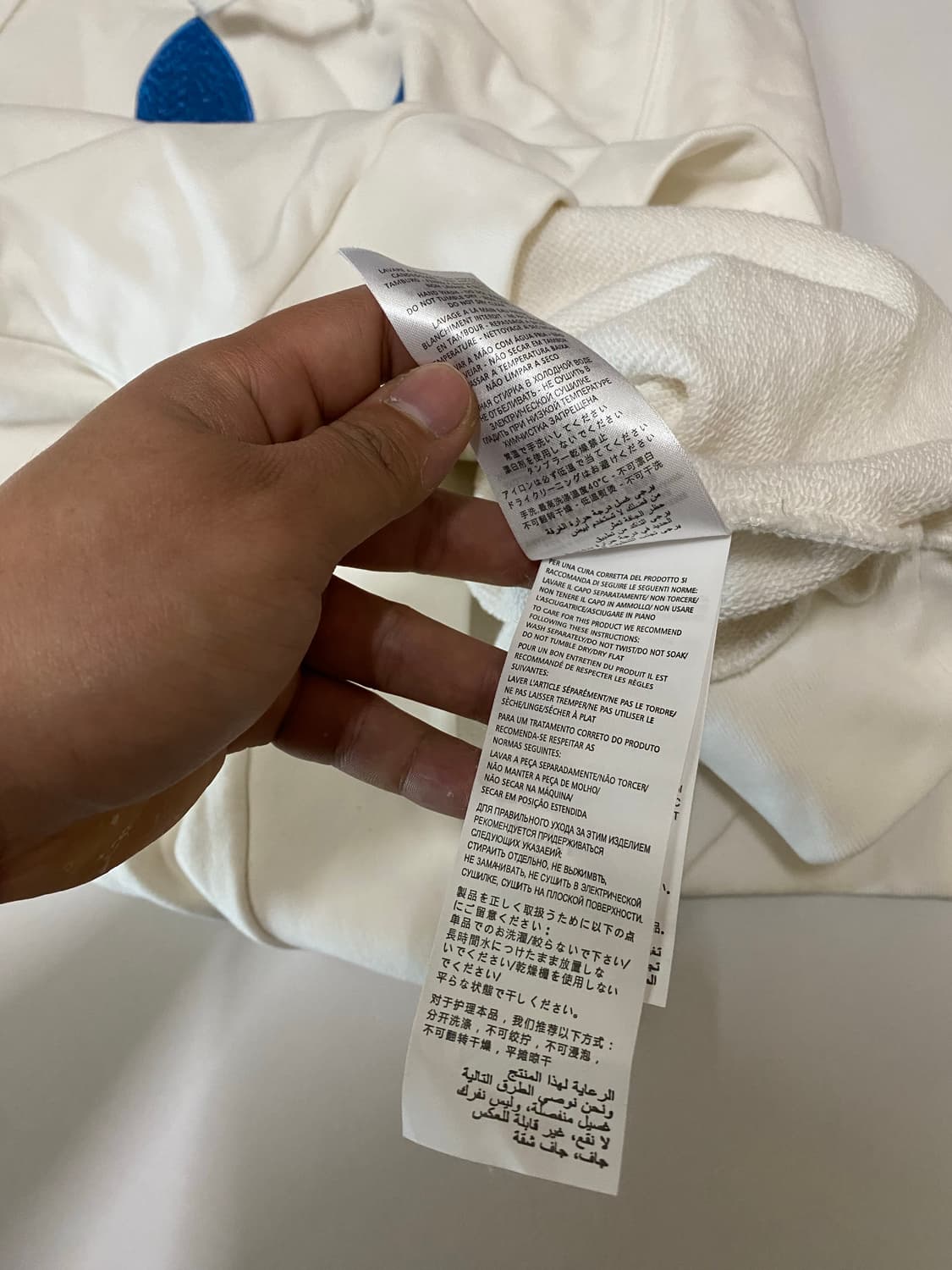 구찌와 아디다스의 특별한 만남이 담긴 후드티예요 화이트 색상에 블루 컬러 상품이미지5