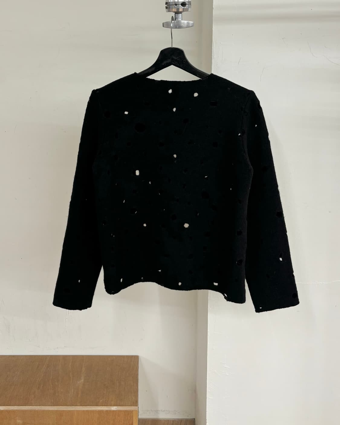 제이더블유앤더슨 블랙 디스트로이드 니트 상품이미지6