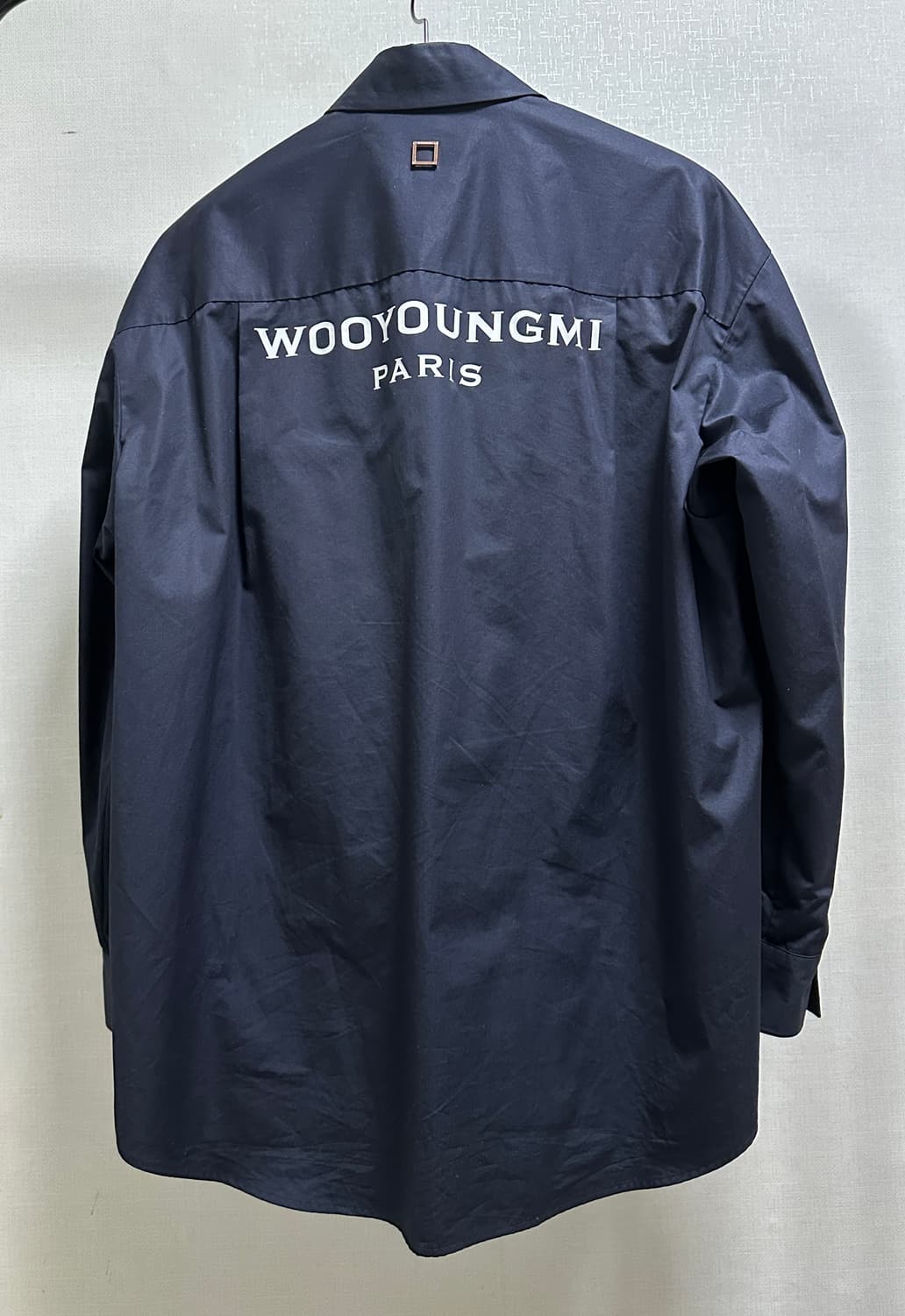 우영미 21FW 백로고 셔츠 네이비 상품이미지2