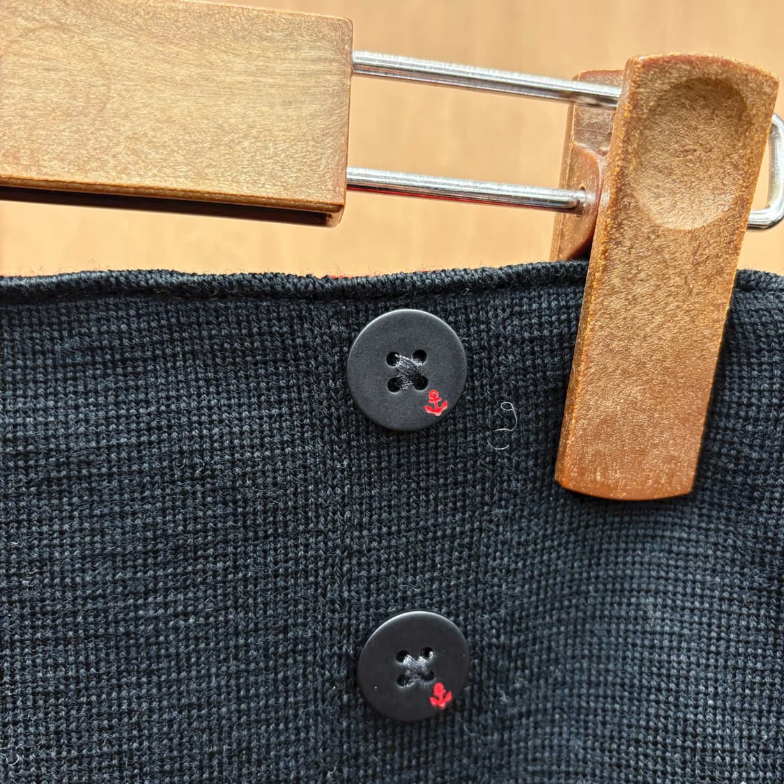 세인트 제임스 미디 스커트 사이드 버튼 레드 닻 디테일 블랙 상품이미지6