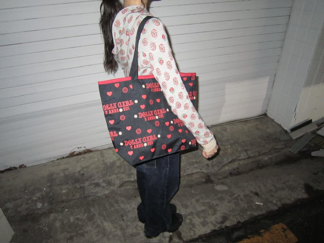 안나수이 토트백 하트 레드 로고 패턴 디테일 블랙 상품이미지5