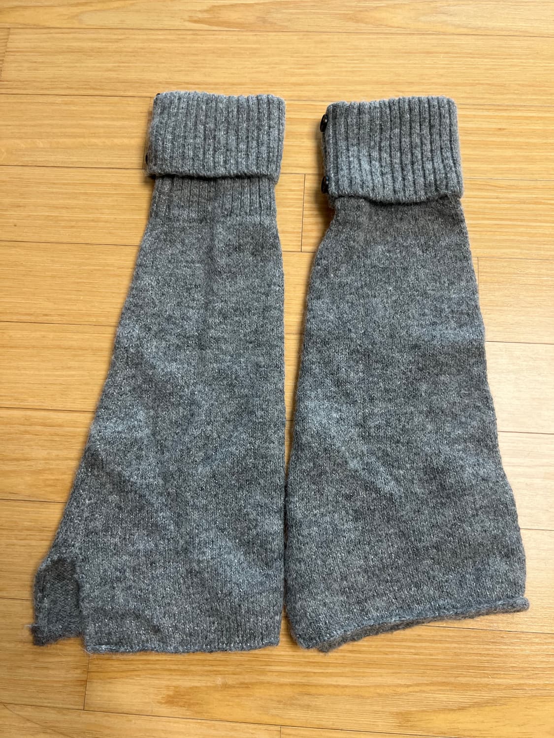 미세키서울 버튼 니트 레그워머 그레이 상품이미지4