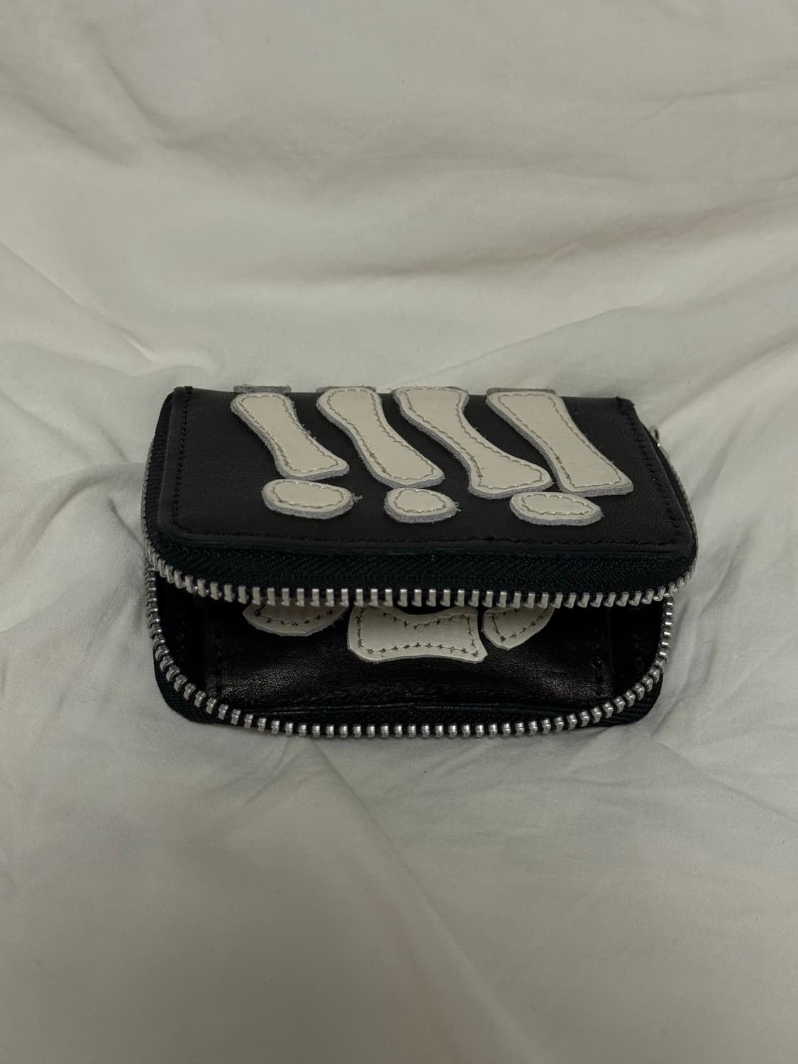 캐피탈 떰즈 업 본 핸드 집 미니 지갑 블랙  상품이미지4