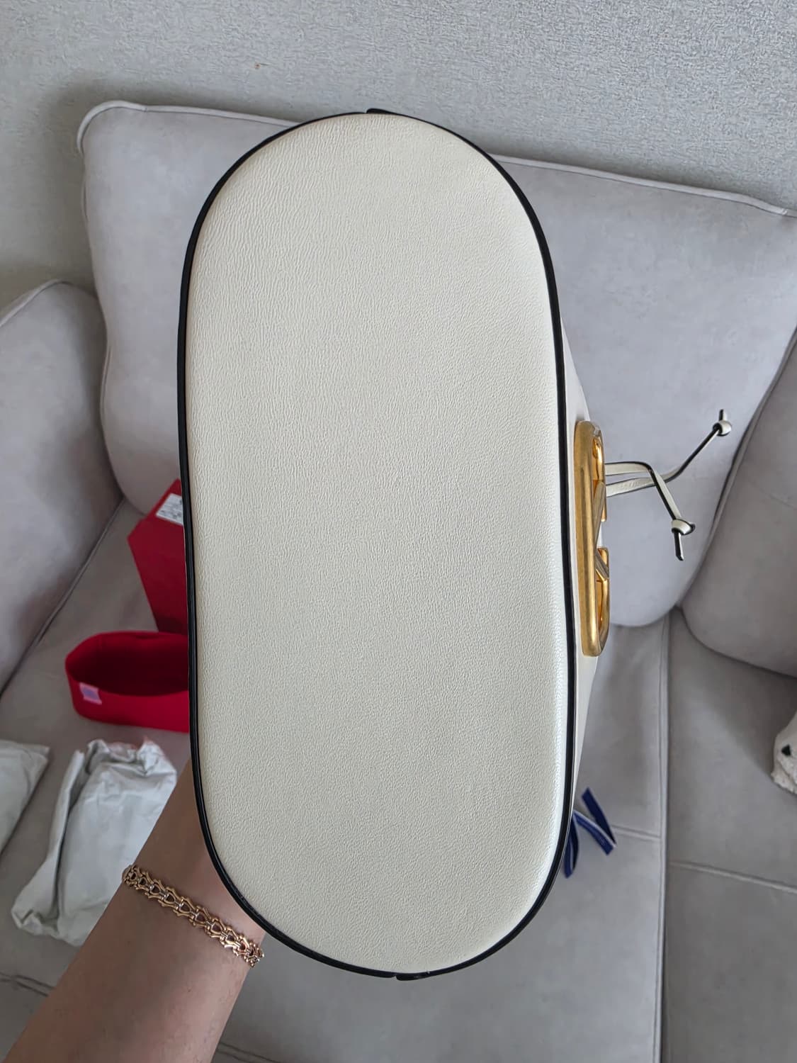 발렌티노 V로고 미니 버킷백 아이보리 풀구성 (무신사 부티크 구매) 상품이미지5