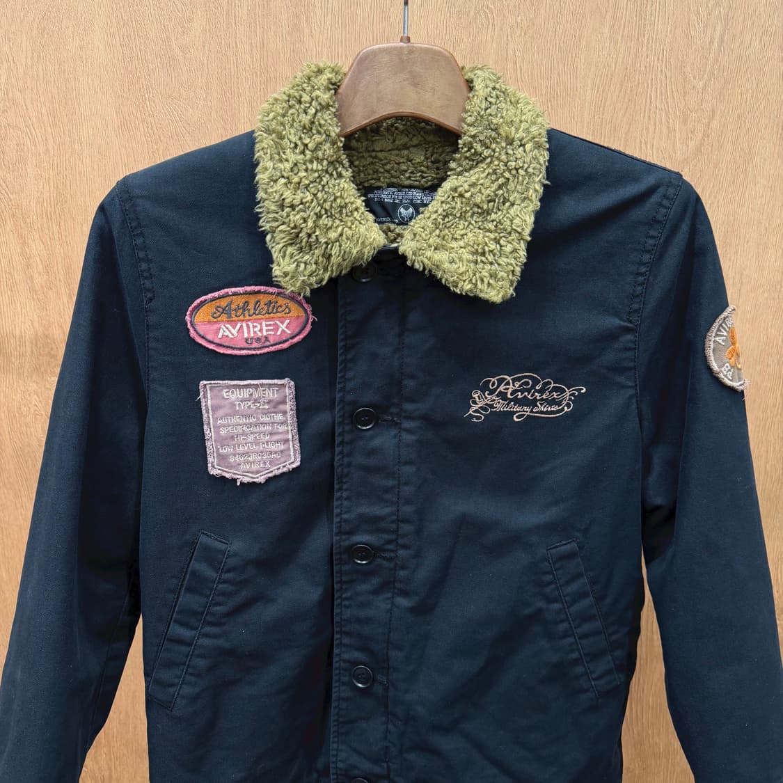 아비렉스 자켓 쉐르파 안감 로고 자수 패치 디테일 레귤러핏 블랙 상품이미지4