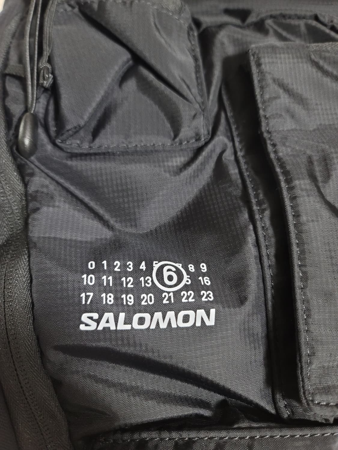 살로몬 x MM6 메종 마르지엘라 데이팩 20 블랙 상품이미지3