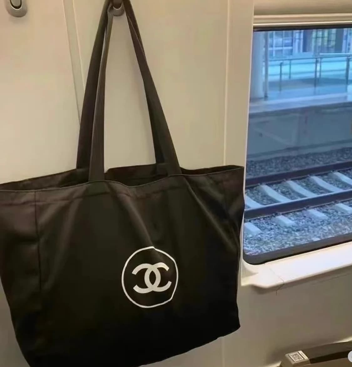 샤넬 뷰티 로고 빅에코백 블랙 상품이미지1