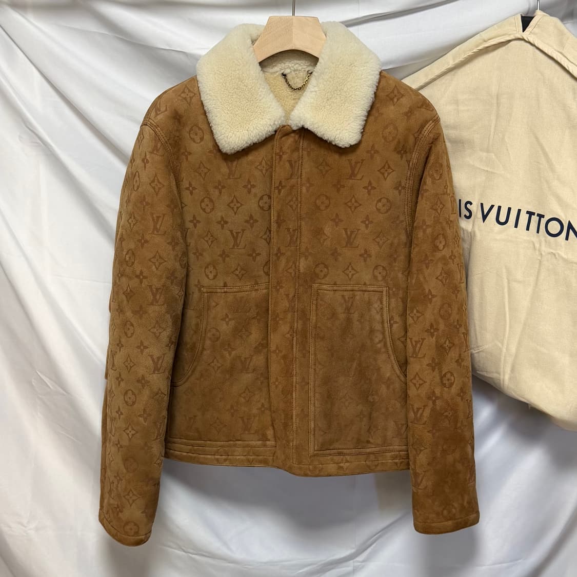 [S+급/48] 루이비통 시어링 엠보스드 모노그램 스웨이드 무스탕 자켓 상품이미지1