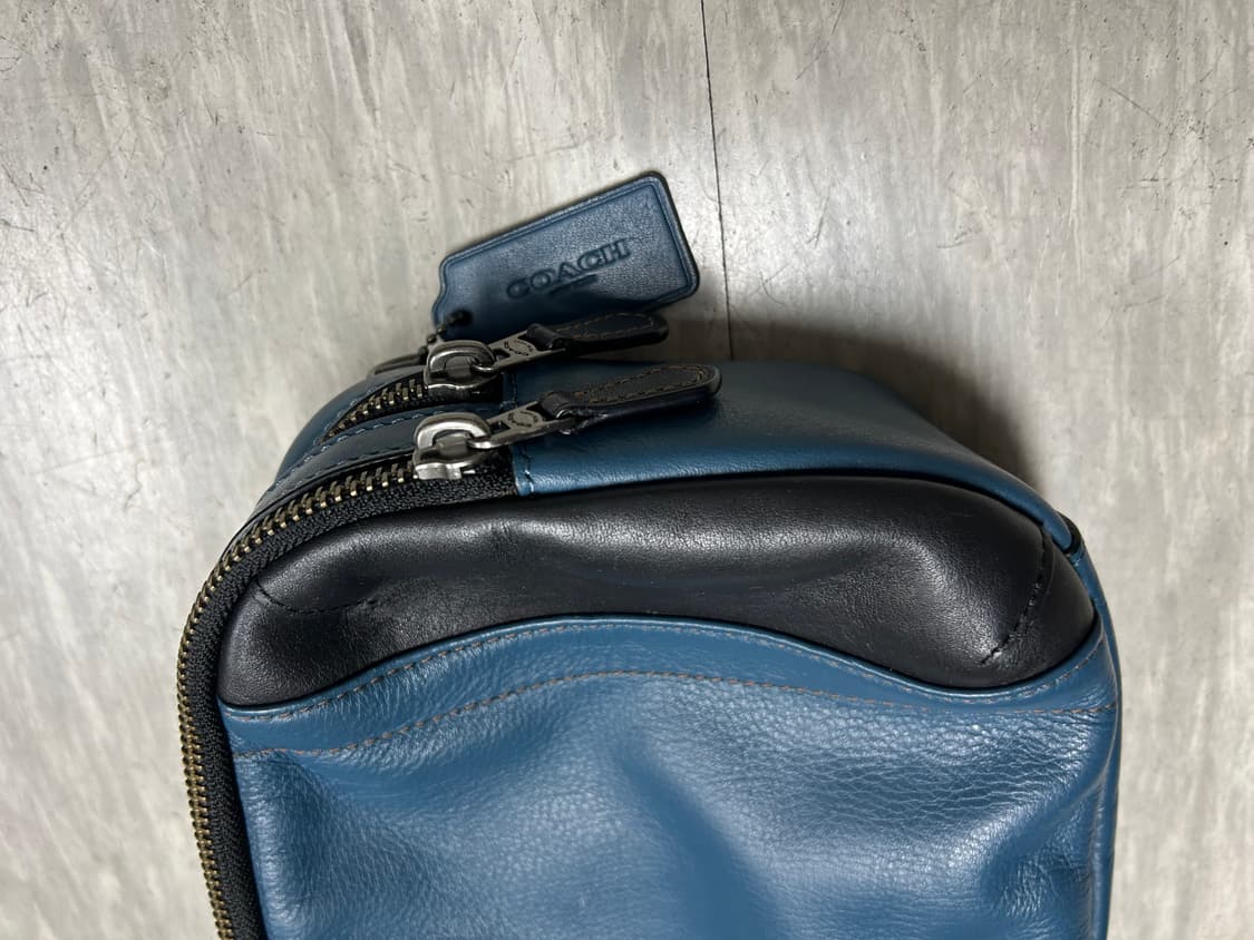 코치 가죽 슬링백 블루/블랙 상품이미지5