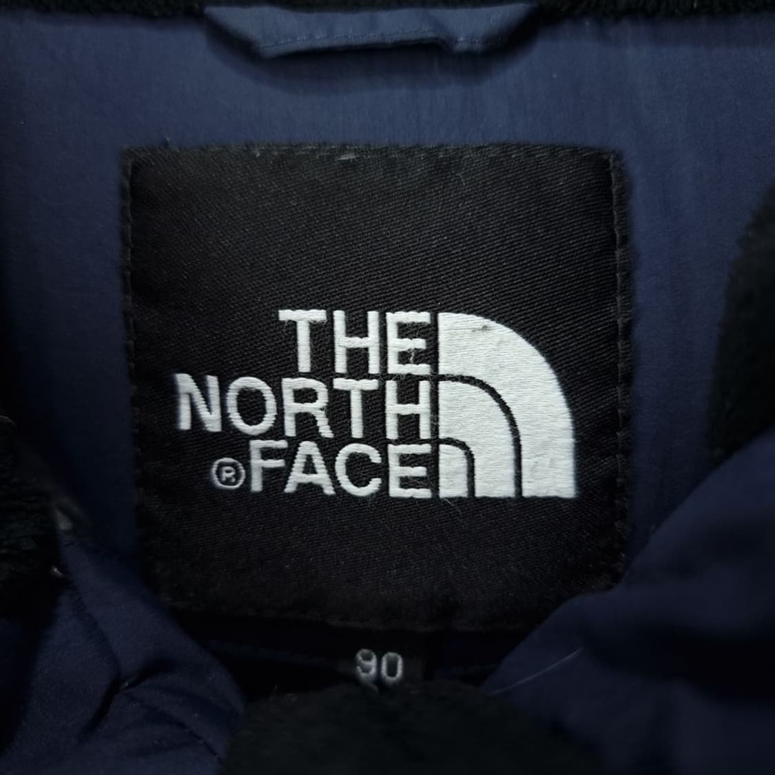 [노스페이스] 로고 자수 구스다운 롱 패딩 네이비 M18280 상품이미지9