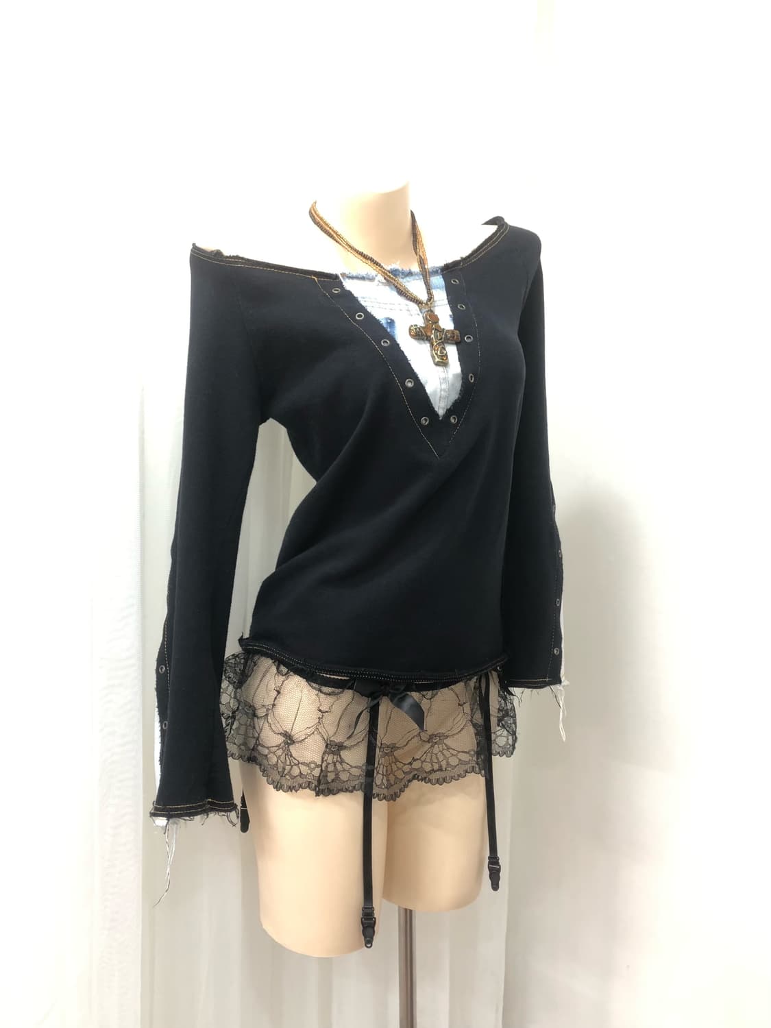 navy denim patch eyelet off shoulder top 상품이미지2