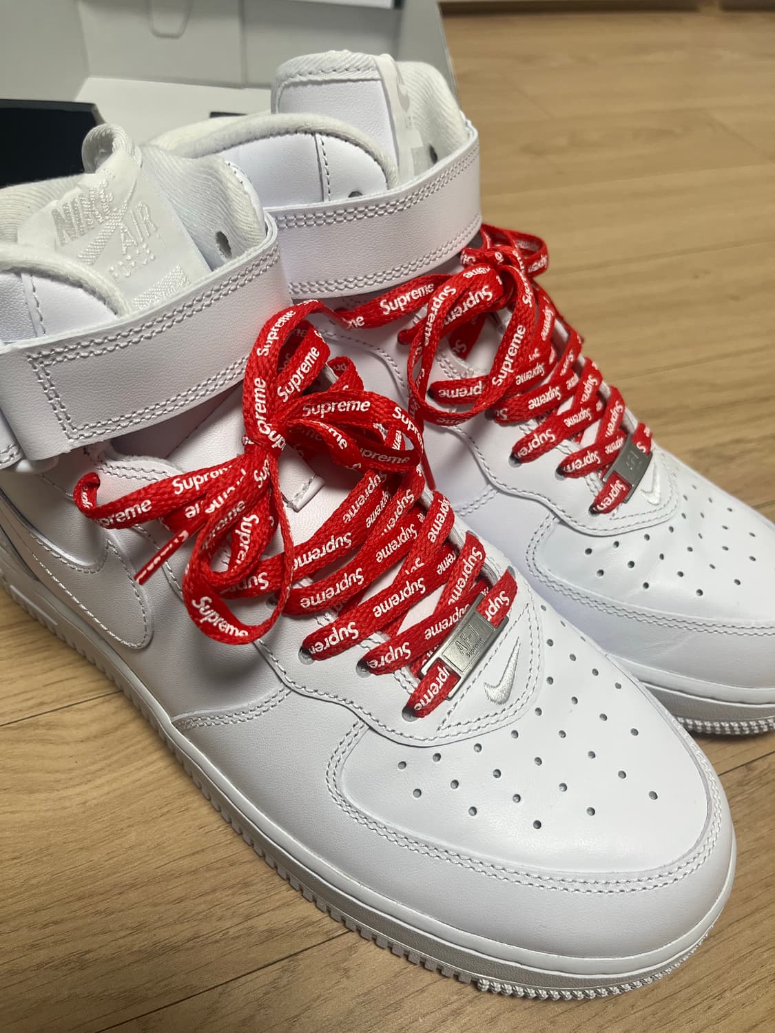 나이키 x 슈프림 에어포스 1 미드 화이트 상품이미지3