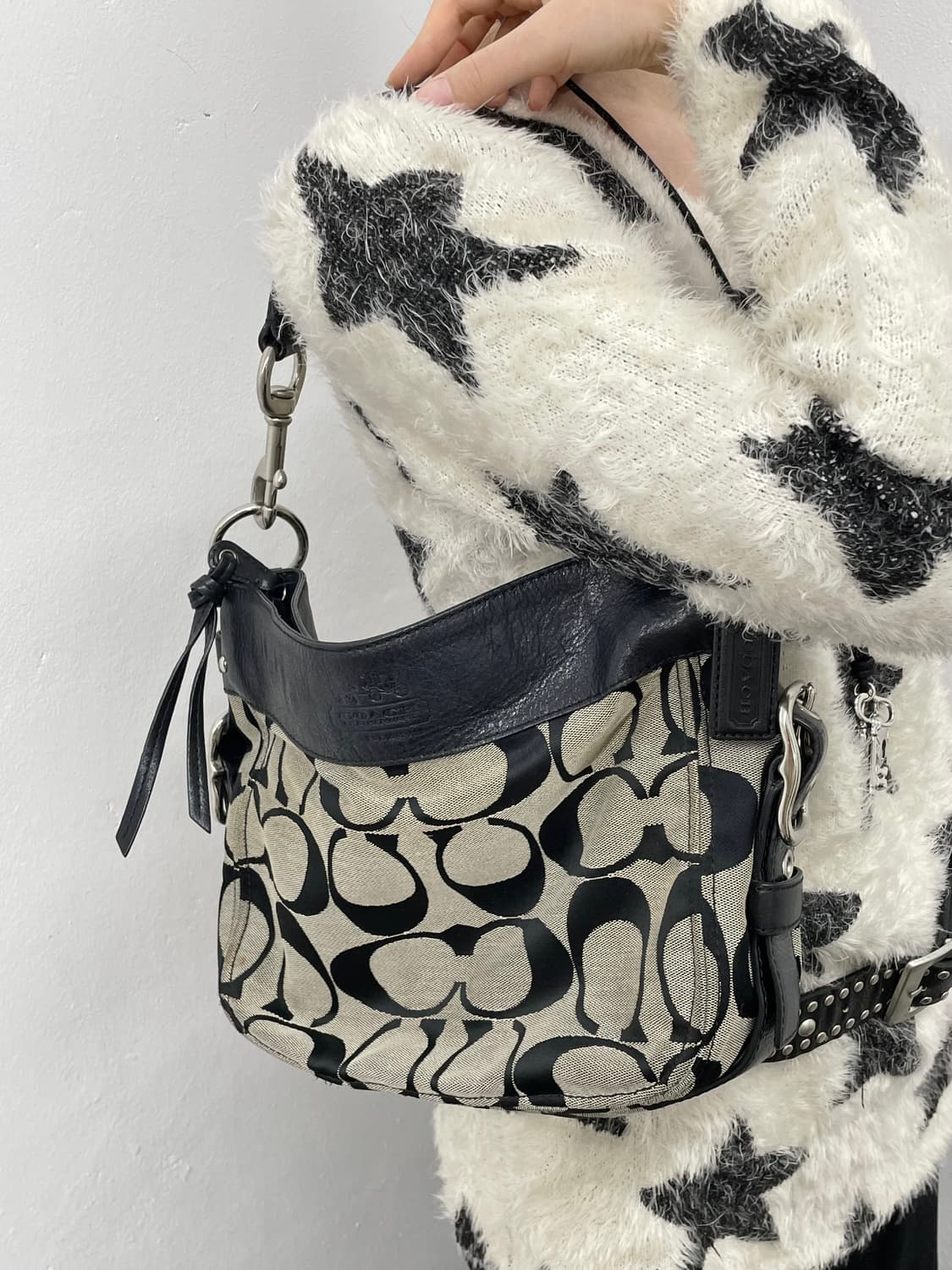 코치 블랙 자카드 숄더백 상품이미지5