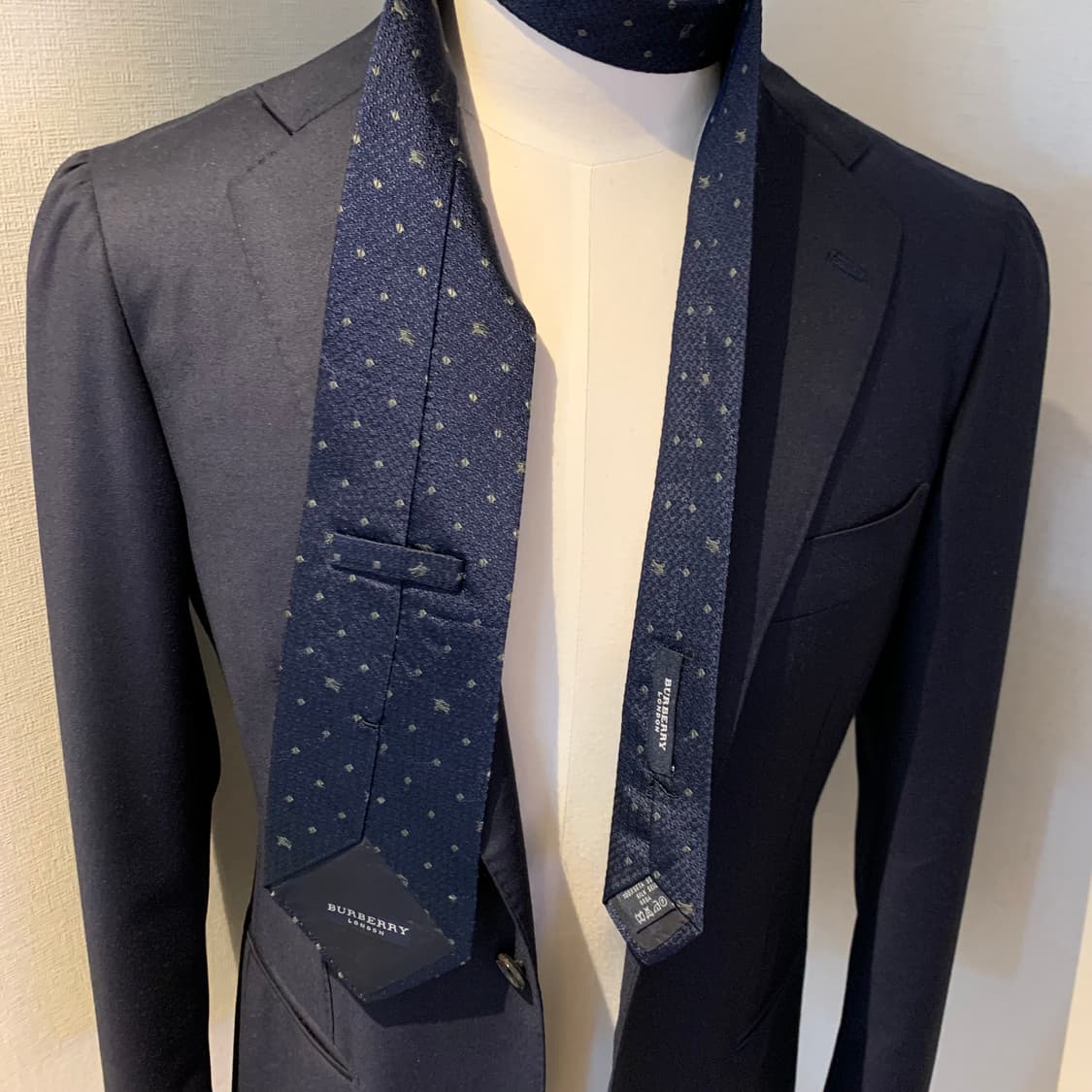 버버리(BURBERRY) 다크네이비 명품넥타이 100실크 로고플레이 상품이미지2