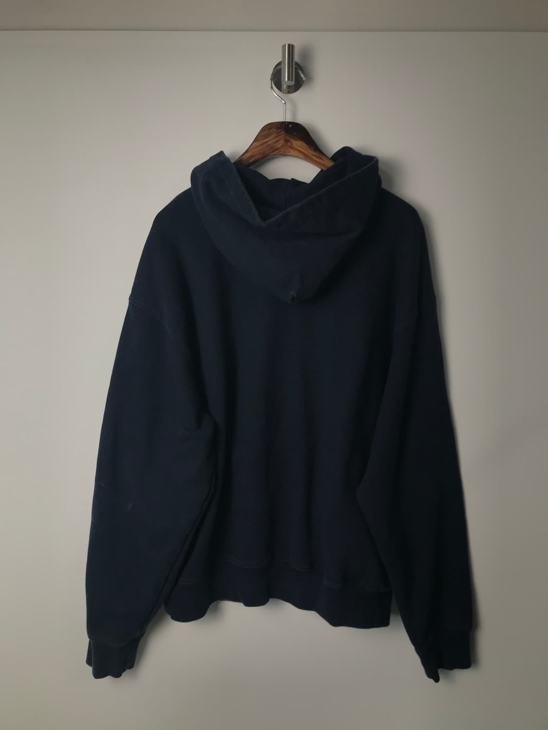 세터 아플리케 리벳 네이비 후드티 상품이미지3