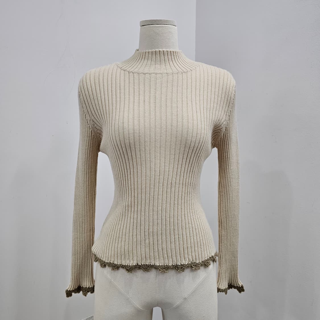 모 혼방 연베이지 골지 반폴라 니트 상품이미지1