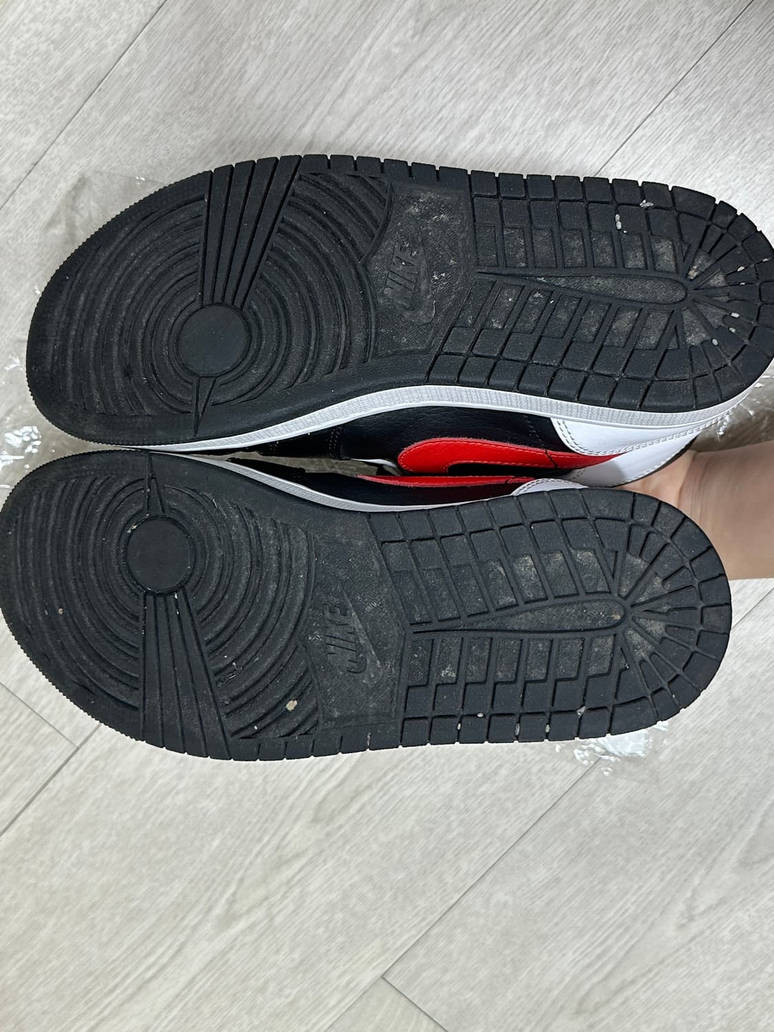 조던 1 미드 블랙 칠리 레드 상품이미지4