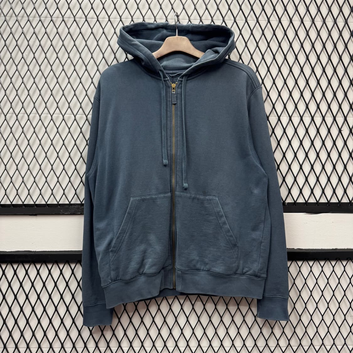 엘엘빈 솔리드 후드 집업 레귤러 핏 투포켓 디테일 네이비 상품이미지1