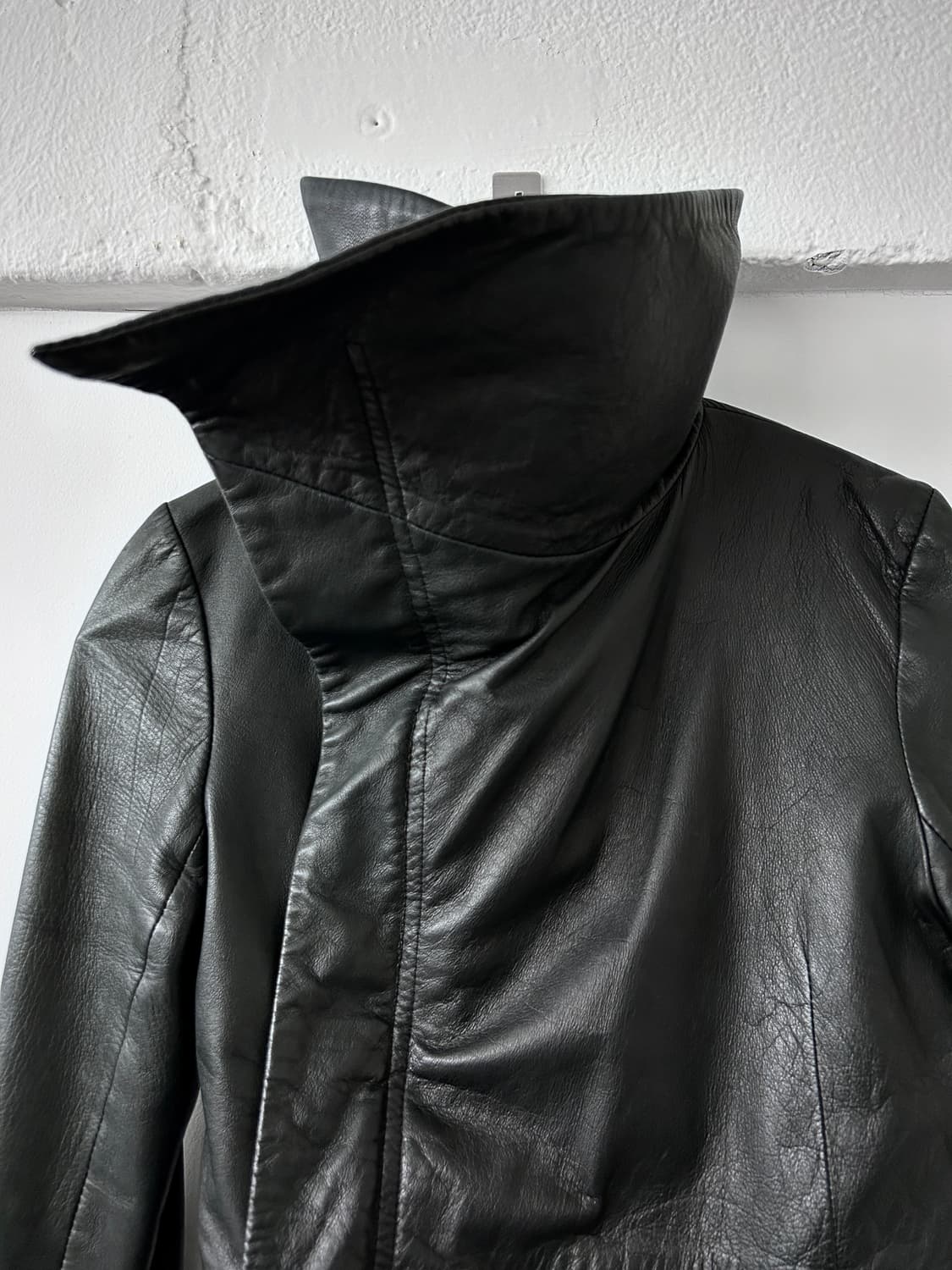 Ekam 비대칭 드레이프 하이넥 램스킨 자켓 상품이미지3