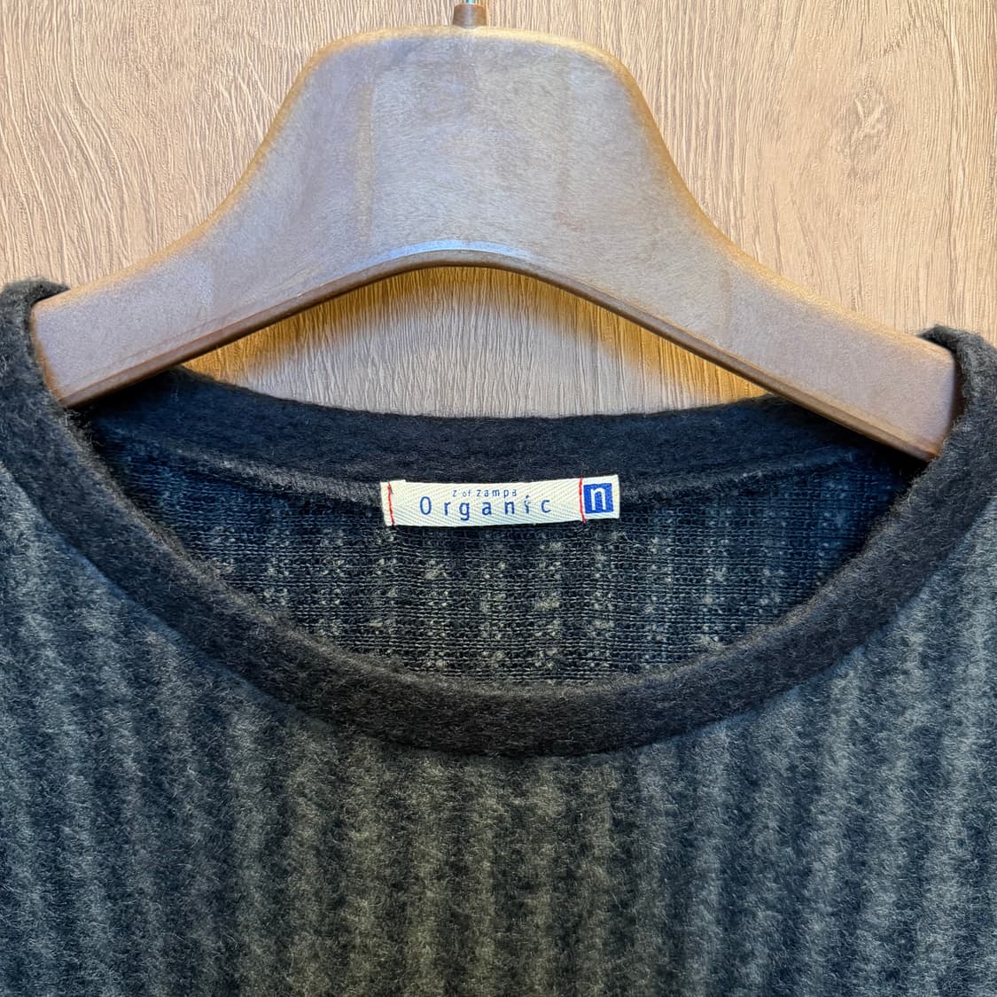 빈티지 라운드넥 긴팔 니트 배색 슬리브 스트라이프 패턴 디테일 차콜 상품이미지5