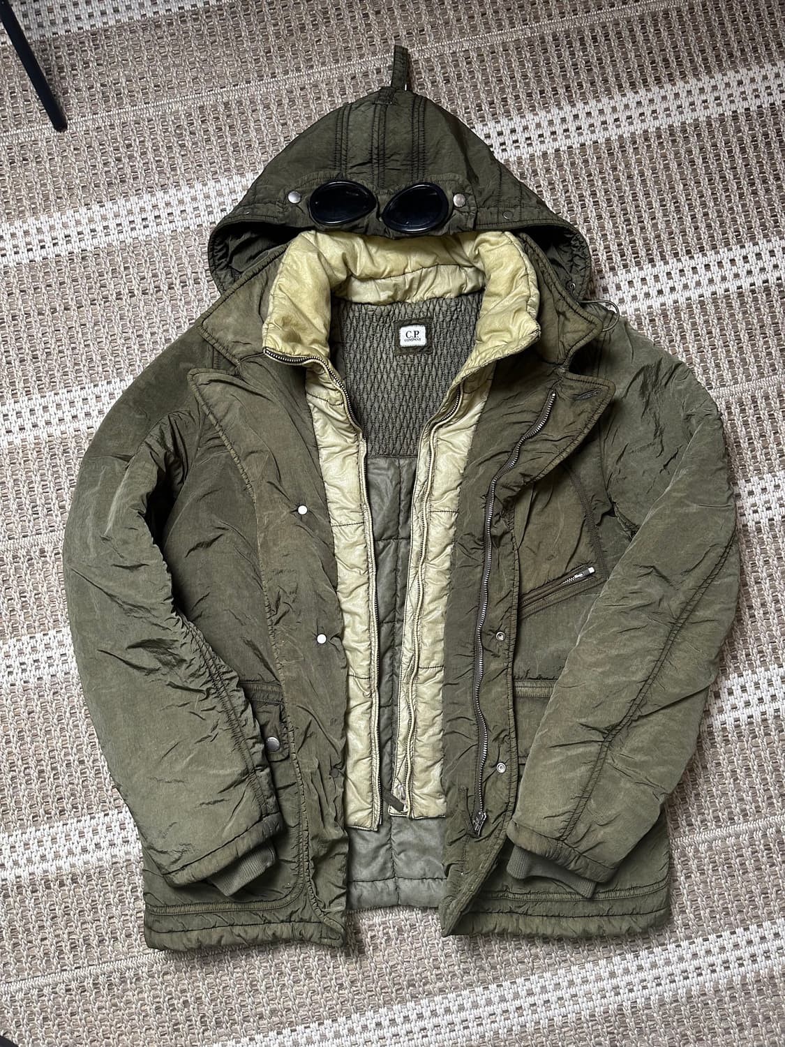 CP 컴퍼니 고글 패딩 자켓 카키 100 상품이미지2