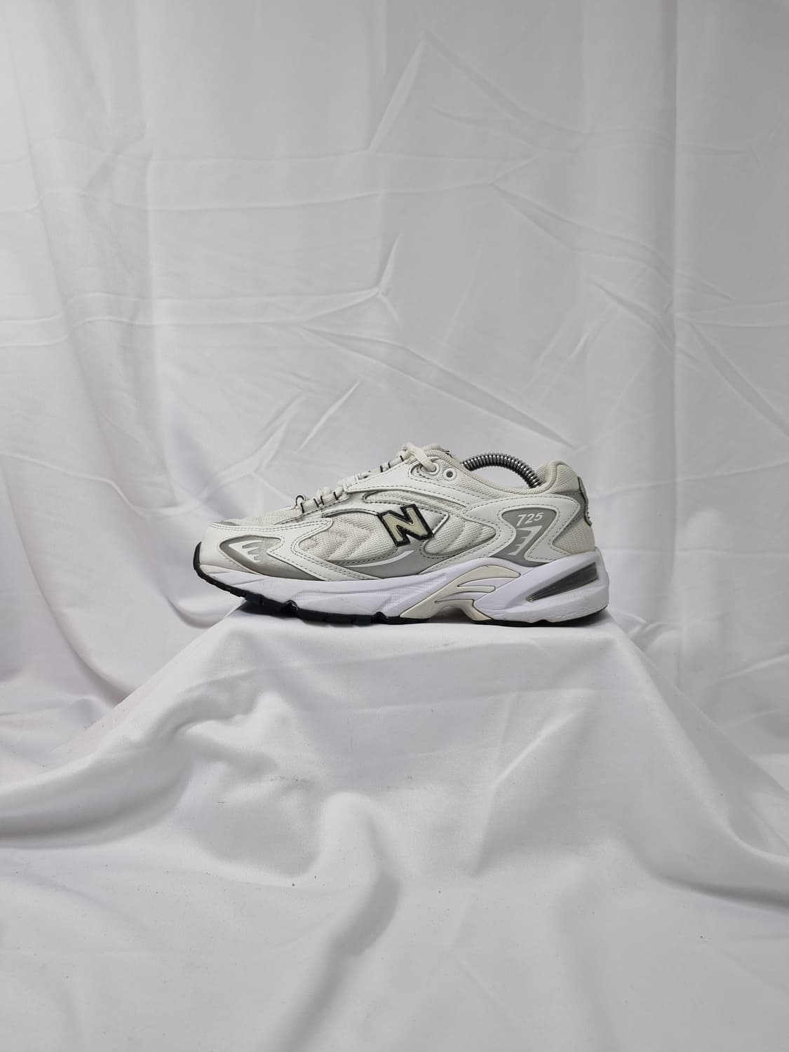 235 뉴발란스 725 실버 스니커즈 상품이미지1