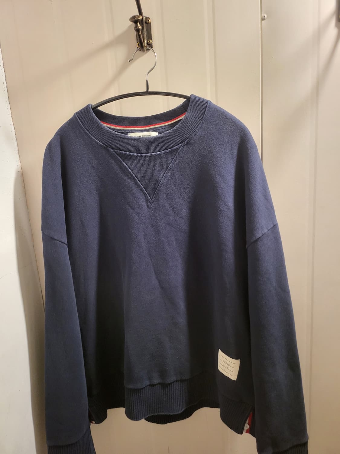 [2]톰브라운 삼선탭 오버사이즈 맨투맨 네이비 상품이미지2