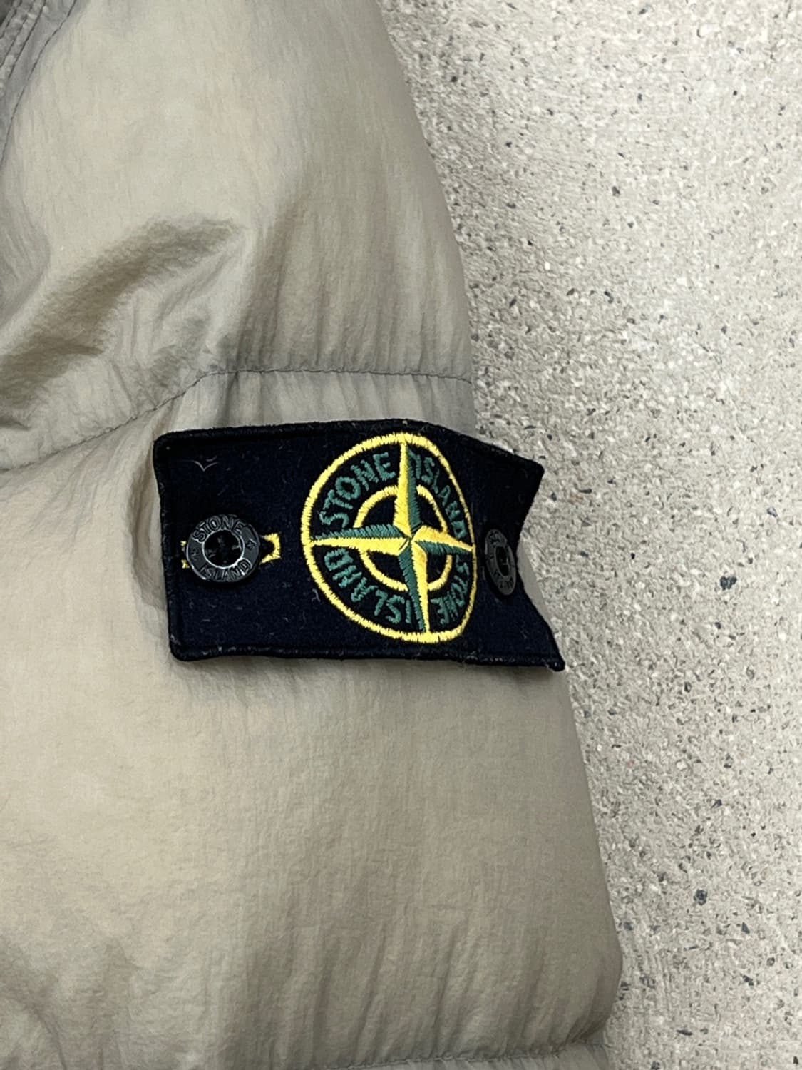 스톤아일랜드 와펜 오파크 나일론 텔라 패딩 상품이미지5