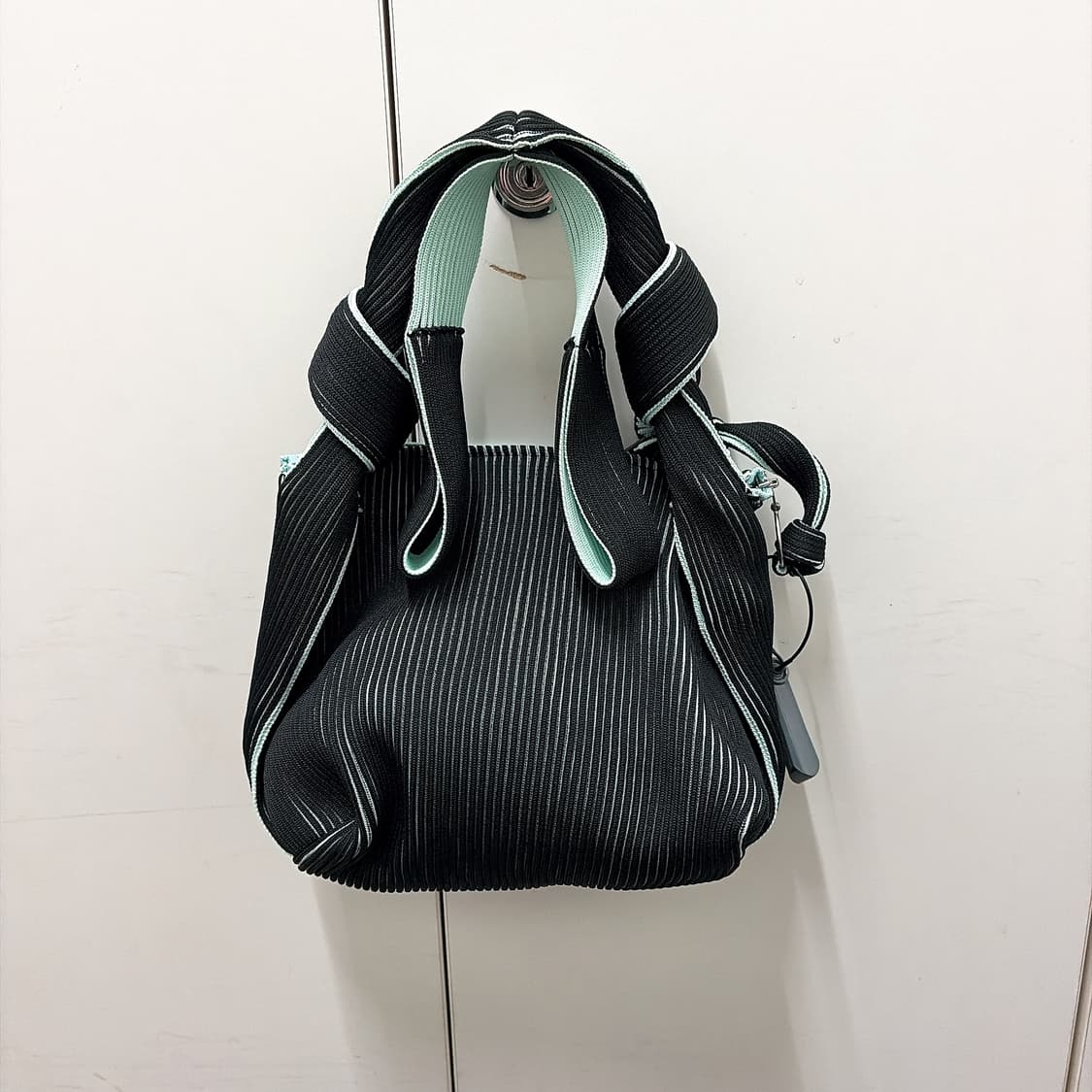 (정품/새상품) 라스트프레임 여성 블랙 오비 니트 핸드백 토트백 상품이미지3