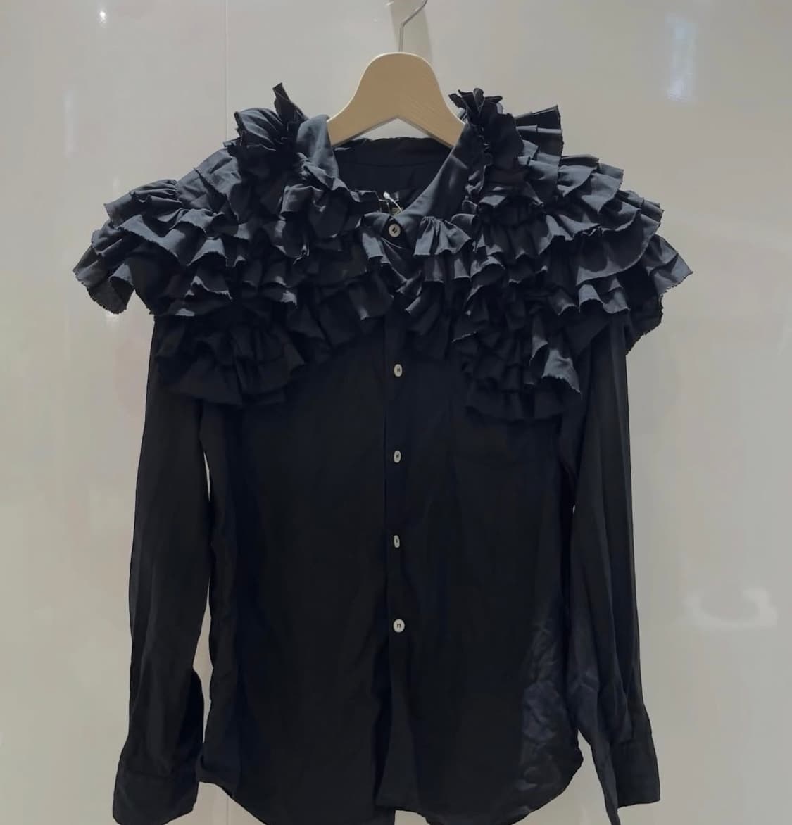 (네고가능)꼼꼼  26ss 프릴 폴리 셔츠 (블랙,M) 상품이미지1