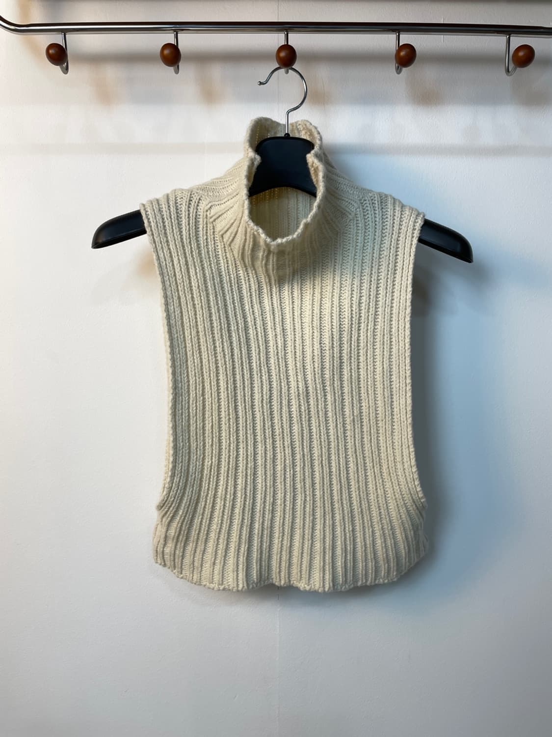 더오픈프로덕트 터틀넥 니트 베스트  상품이미지1