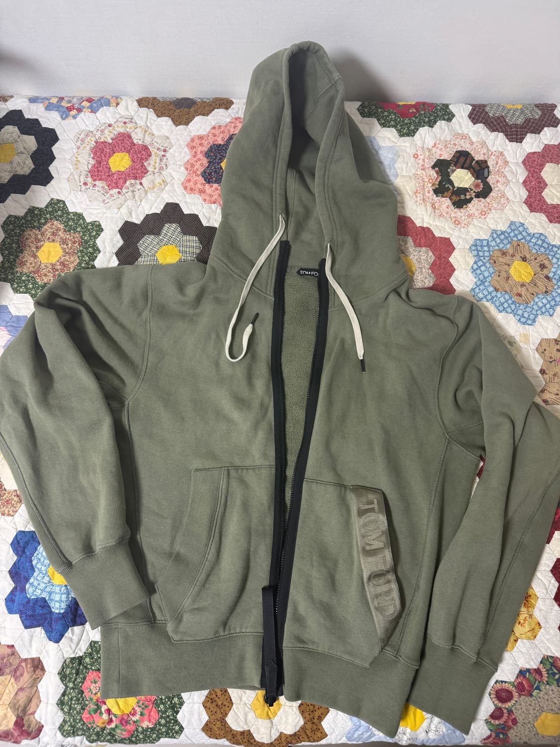 정품 톰포드 가먼트다잉 콘트라스트 후드집업 티셔츠 카키라 상품이미지3