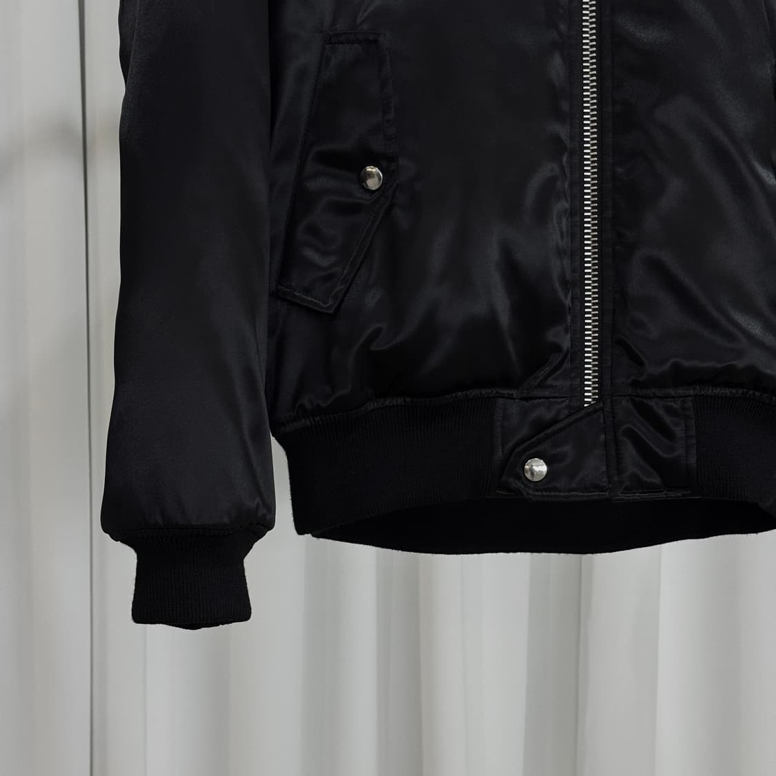 (105) 24FW 셀린느 백로고 후드 봄버 새틴 블랙 나일론 자켓 상품이미지5