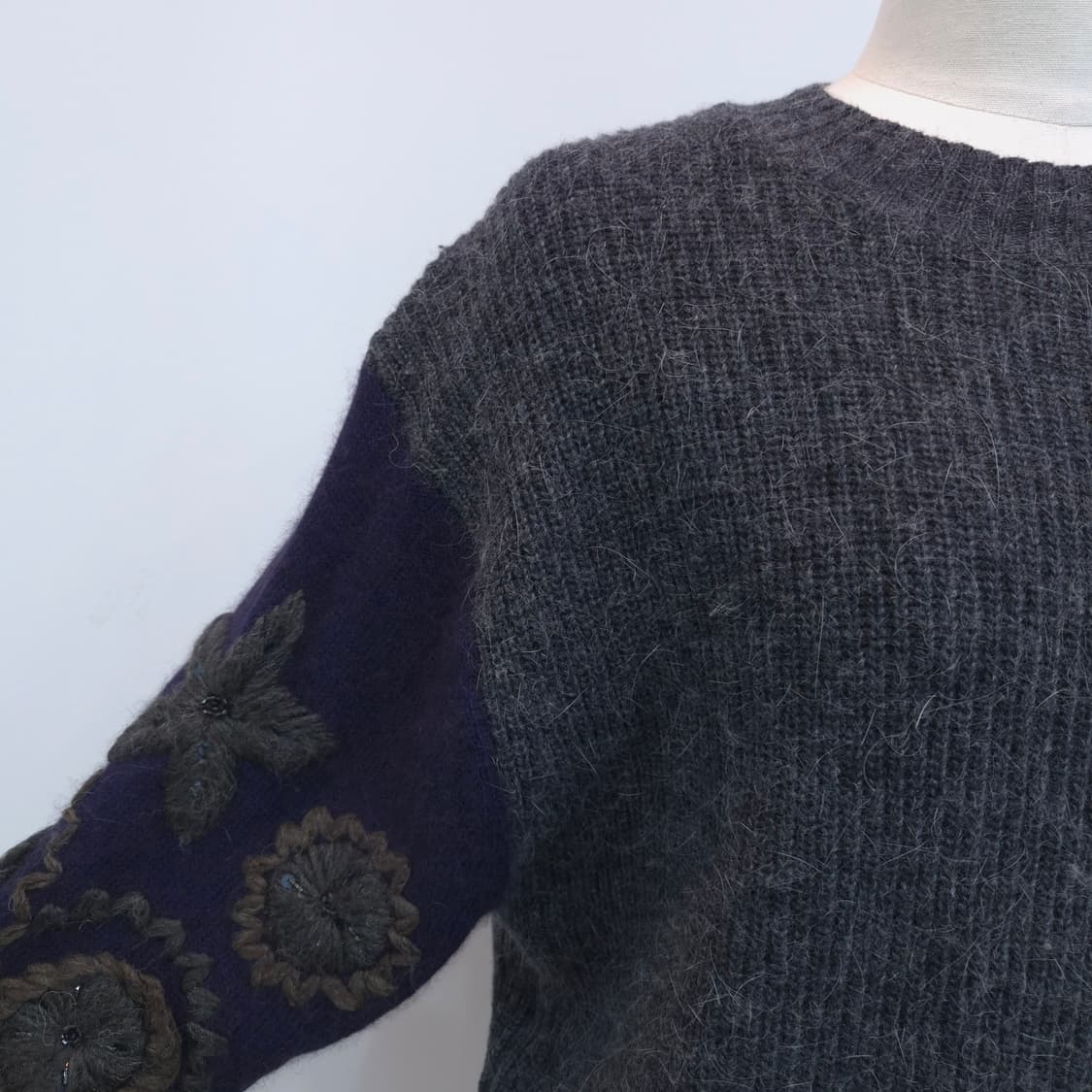 앙고라 자수 소매 차콜 배색 루즈핏 니트 상품이미지3