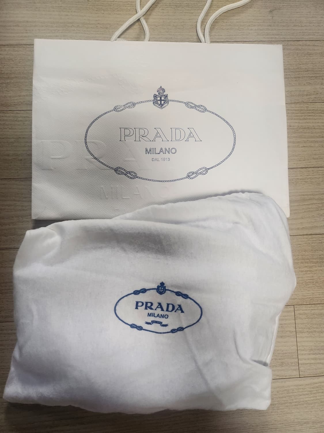 프라다 나일론 바이커백 상품이미지2