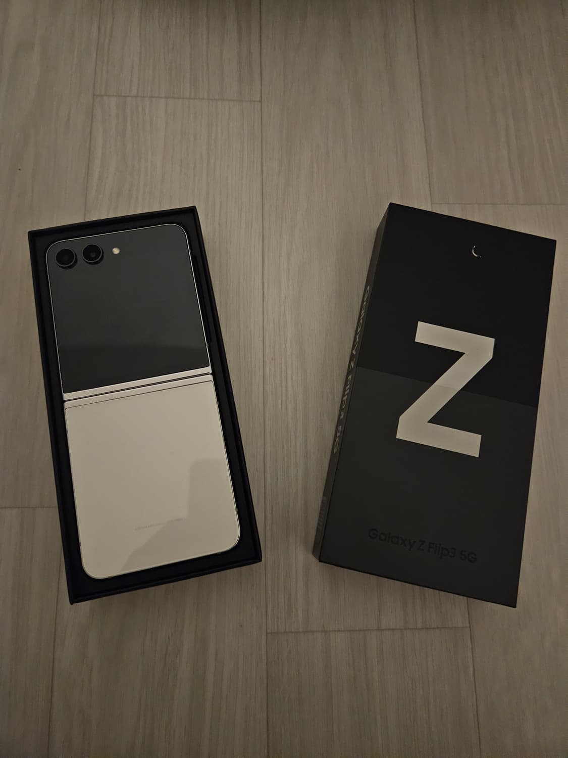 갤럭시 Z 플립5 크림 512gb 올갈이(올리퍼) 
 상품이미지1